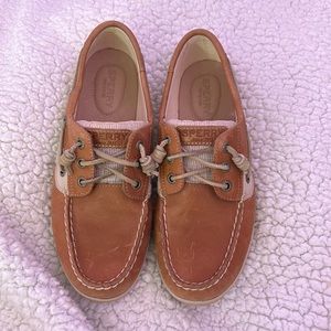Womens size 7.5 Sperry boat shoes. Used but lots of life left in them.
